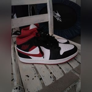 Jordan 1 mid metallic red